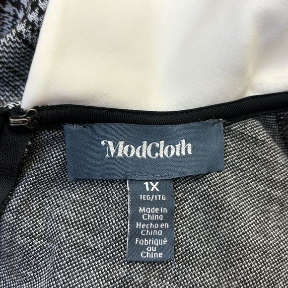 Classic Gray Plaid Dress with White Collar - Picture 14 of 14